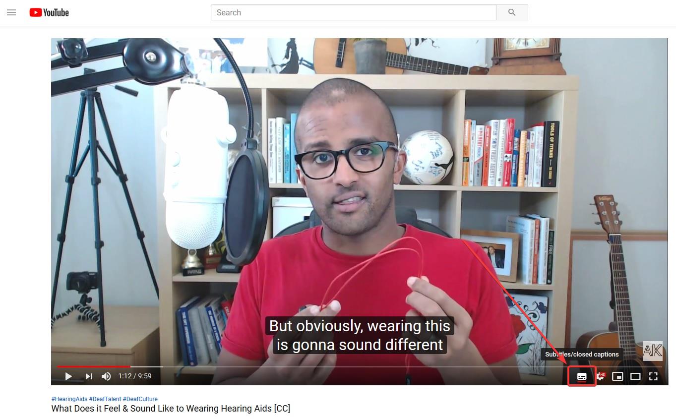 Screenshot van een YouTube-video met de pijl naar de closed captions-functie voor het inschakelen van